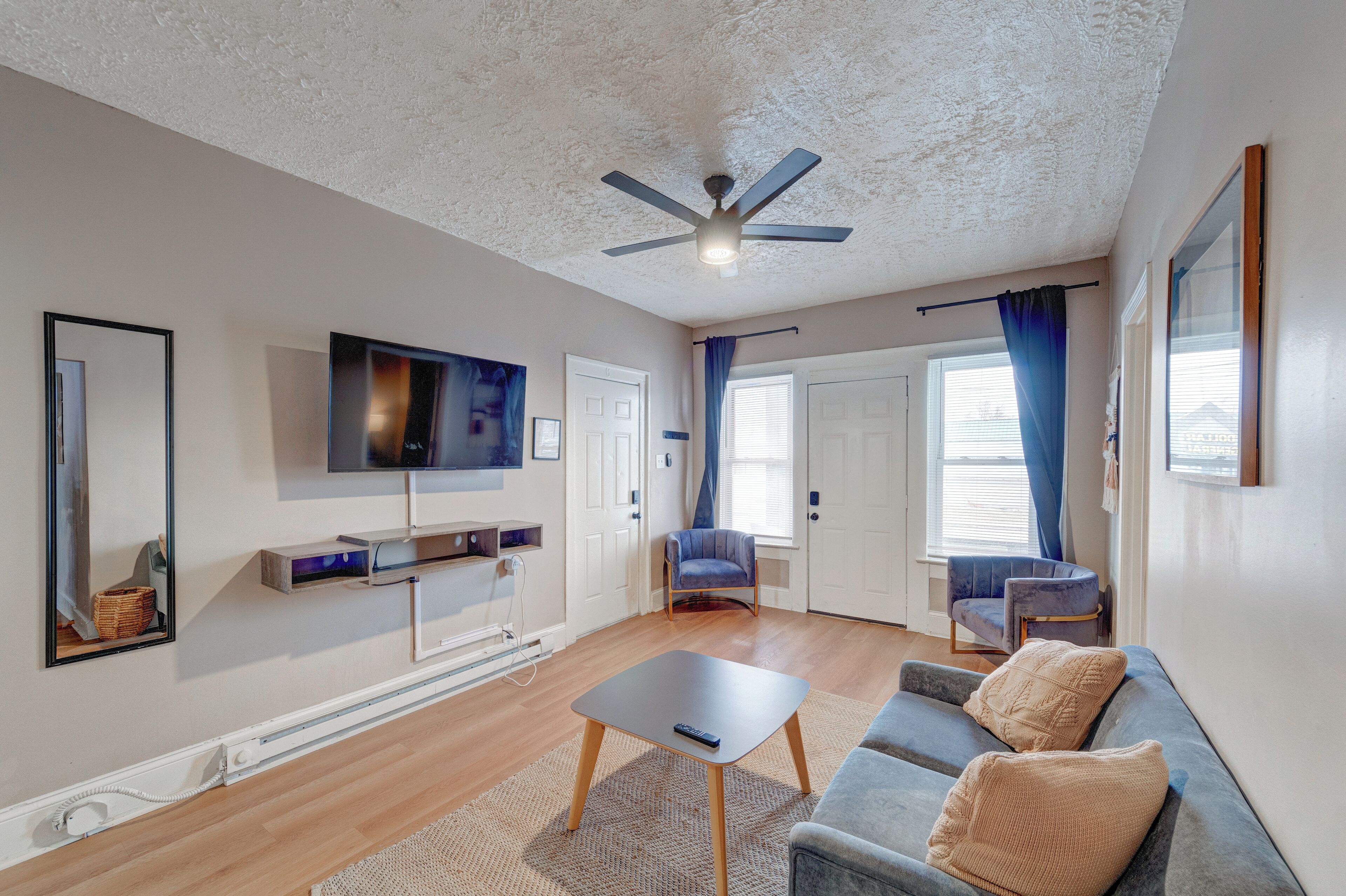 아파트 | 거실 공간 | 디지털 채널 시청이 가능한 45인치 스마트 TV, TV, 유료 영화