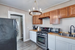 Executive Apartment, Balcony, Corner | Private kitchen | Fridge, microwave, oven, stovetop