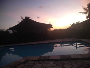 Una piscina al aire libre