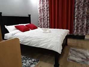 1 chambre, fer et planche à repasser, Wi-Fi gratuit, draps fournis