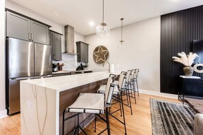 ثلاجة، ميكروويف، فرن، موقد طهي مسطح