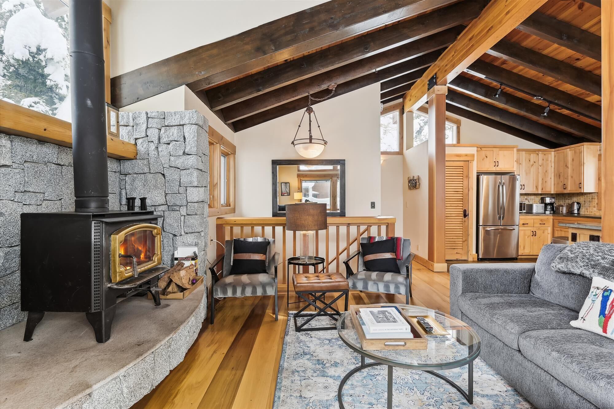 Televisión y chimenea 