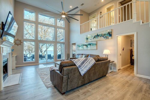 Modern Lake House 4 Bed 3 Bath Breathtaking Views