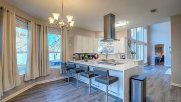 冰箱、微波炉、烤箱、炉灶