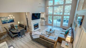 Smart TV, chimenea y videojuegos