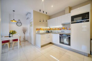 Réfrigérateur, micro-ondes, four, lave-vaisselle