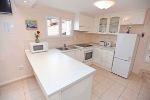 Fridge, microwave, oven, stovetop - Holiday home with terrace and sea view (Dubrovnik)