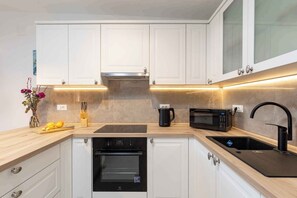 Fridge, microwave, oven, stovetop - Holiday apartment beautifully furnished with air conditioning (Dubrovnik)