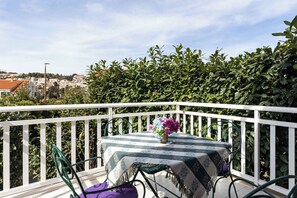 Outdoor dining - Holiday apartment beautifully furnished with air conditioning (Dubrovnik)