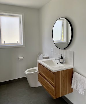 Serviettes fournies, savon, papier toilette