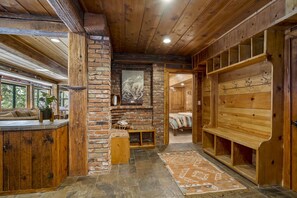 6 bedrooms, iron/ironing board, free WiFi, bed sheets