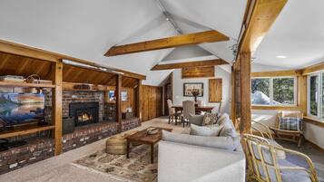 Televisor intel·ligent, llar de foc, reproductor de DVD i llibres