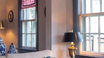 Una Smart TV, una chimenea, Netflix, libros