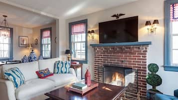 Smart TV, chimenea, Netflix y libros