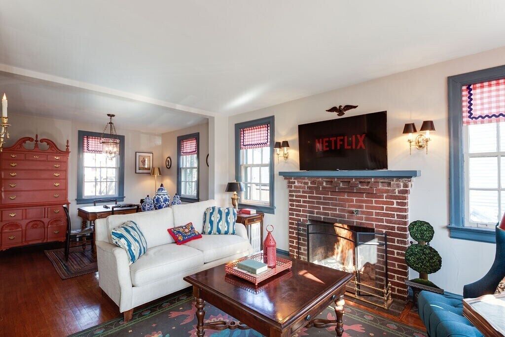 Smart TV, fireplace, Netflix, books