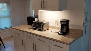 冰箱、微波炉、烤箱、炉灶