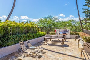 Outdoor dining - Kihei Ali'i Kai Condo with King Bed, 55'' Smart TV + Free Parking! (Kihei)