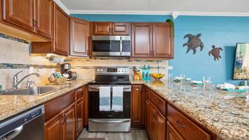 Een koelkast, een magnetron, een oven, een kookplaat