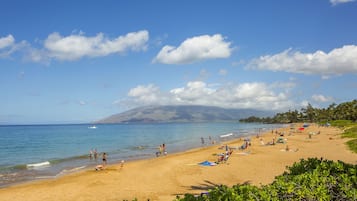 Vlak bij het strand, ligstoelen aan het strand, strandlakens