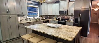 Lakefront Retreat – Sleeps 16