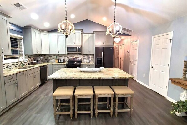 Refrigerador, microondas, horno y parrilla de estufa 