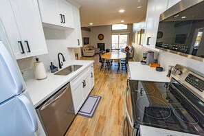 Fridge, microwave, oven, stovetop - Marc's Red Rock Retreat - 2 Primary Suites 2 Bath (Sedona)