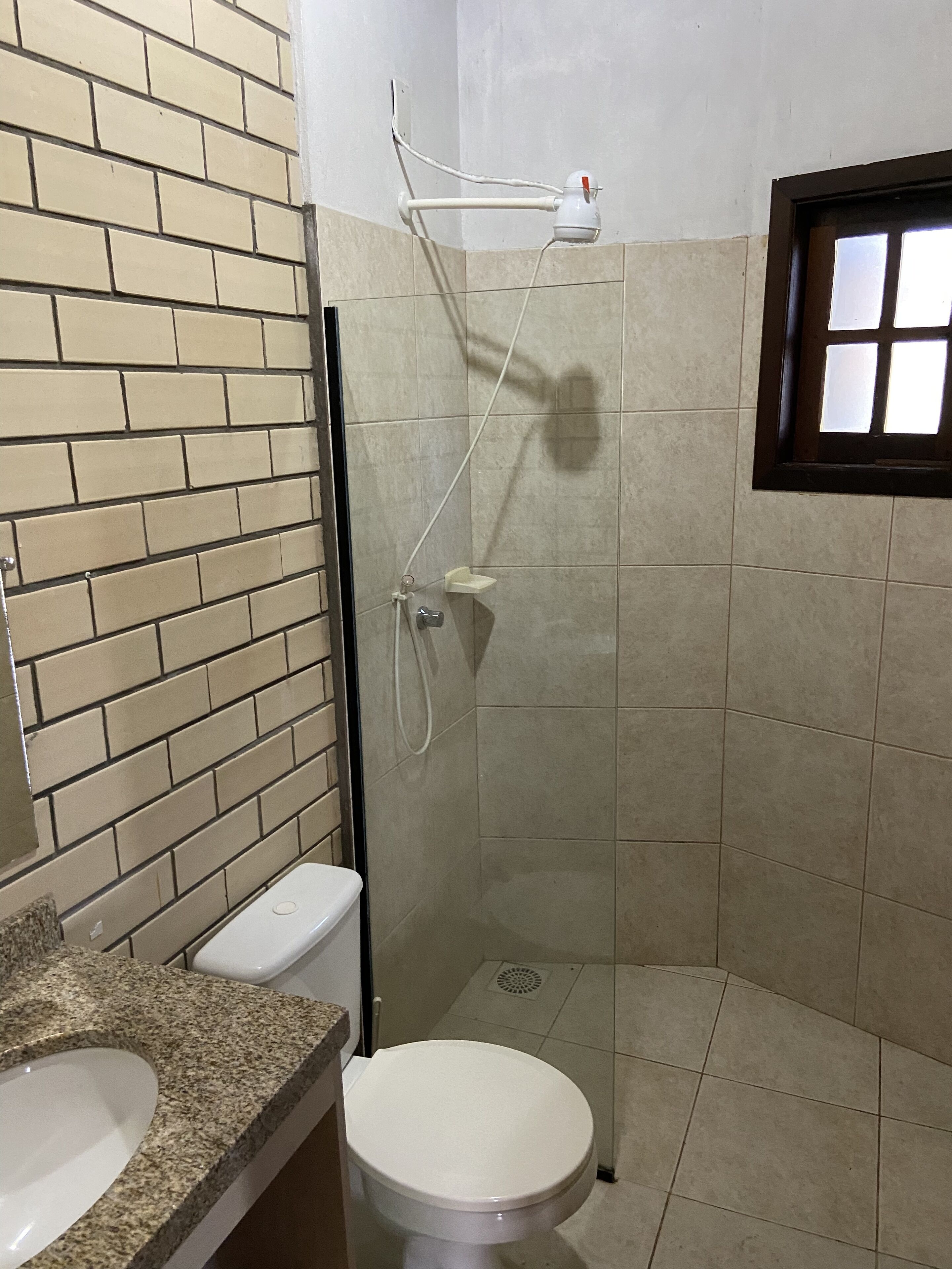 Cabaña estándar | Baño | Regadera y papel de baño 