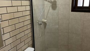 Cabaña estándar | Baño | Regadera y papel de baño