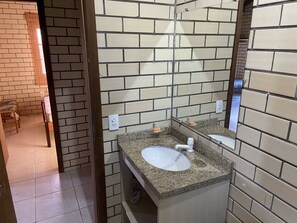 Standard-mökki | Kylpyhuone | Suihku, vessapaperi