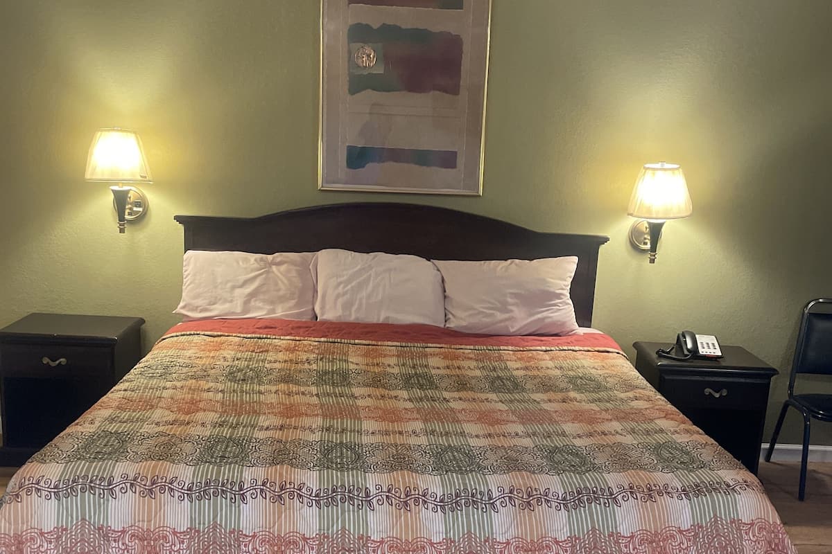 Basic Room | Soundproofing, iron/ironing board (on request), WiFi (free)