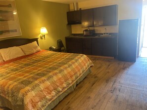 Basic Room | Soundproofing, iron/ironing board, free WiFi