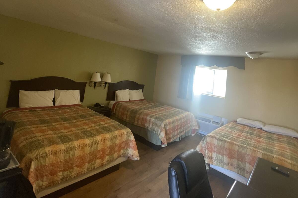 Triple Room | Soundproofing, iron/ironing board (on request), WiFi (free)