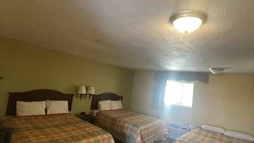 Triple Room | Soundproofing, iron/ironing board, free WiFi