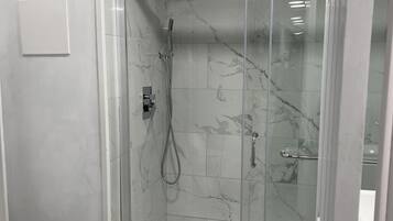 Chuveiro, secador de cabelo, toalhas de banho, sabonete