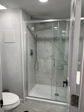 Ducha, secador de pelo, toallas, jabón