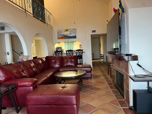 Smart TV, fireplace - Waterfront Port Isabel, Full Private house with 6bd/2.5ba and Min's to SPI (Port Isabel)