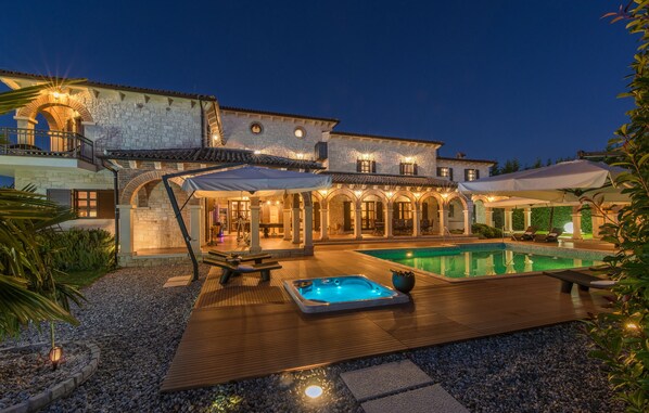 Piscine extérieure, piscine chauffée