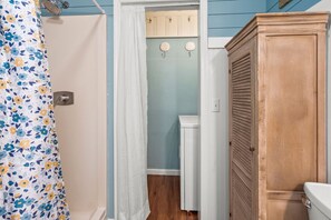Combined shower/tub, towels