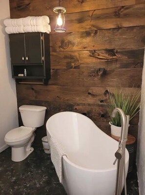 Een douche, handdoeken, zeep, shampoo