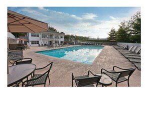 Outdoor pool - Two Bedroom, Luxury Condo, Osage Beach, Missouri (3231791) (Osage Beach)
