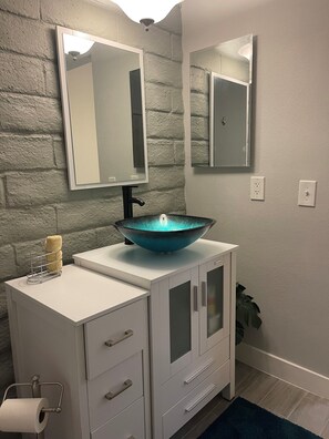 Shower, hair dryer, towels - Calling all Snowbirds! Beautiful Resort Living at Cathedral Canyon Country Club! (Cathedral City)