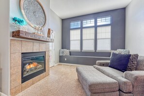 Smart TV, fireplace