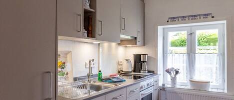 Køleskab, mikrobølgeovn, ovn, kogeplade