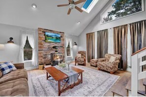 Smart TV, fireplace, video games, DVD player - The Easy St Chalet in Albrightsville (Albrightsville)