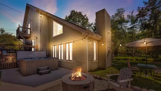 A modern house with a fire pit, outdoor seating, and a patio area. - The Easy St Chalet in Albrightsville (Albrightsville)