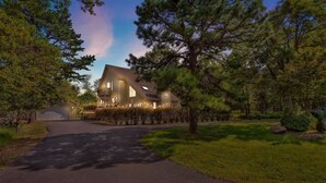 A modern house with a large driveway, surrounded by trees and a well-maintained lawn. - The Easy St Chalet in Albrightsville (Albrightsville)