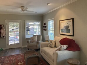 Smart TV - Charming 1920's cottage in St. Helena - walk to town (St. Helena)