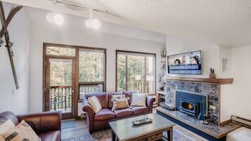 Apartment (2 Bedrooms) | Living room | Fireplace, table tennis