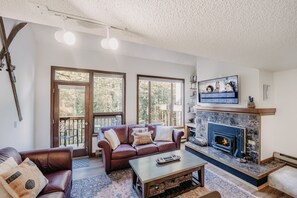 Apartment (2 Bedrooms) | Living room | Fireplace, table tennis