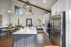 Fridge, microwave, oven, stovetop - Couples, Hot Tub, Fire Pit, Pet Friendly, Peace & Quiet (Broken Bow)